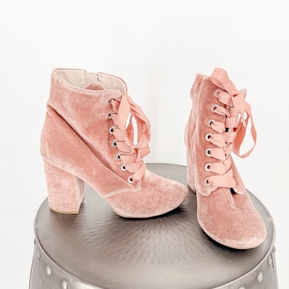 Kenneth Cole Reaction Corrine Velvet Ankle Boots Blush Pink Lace Up Heel… - Picture 1 of 6